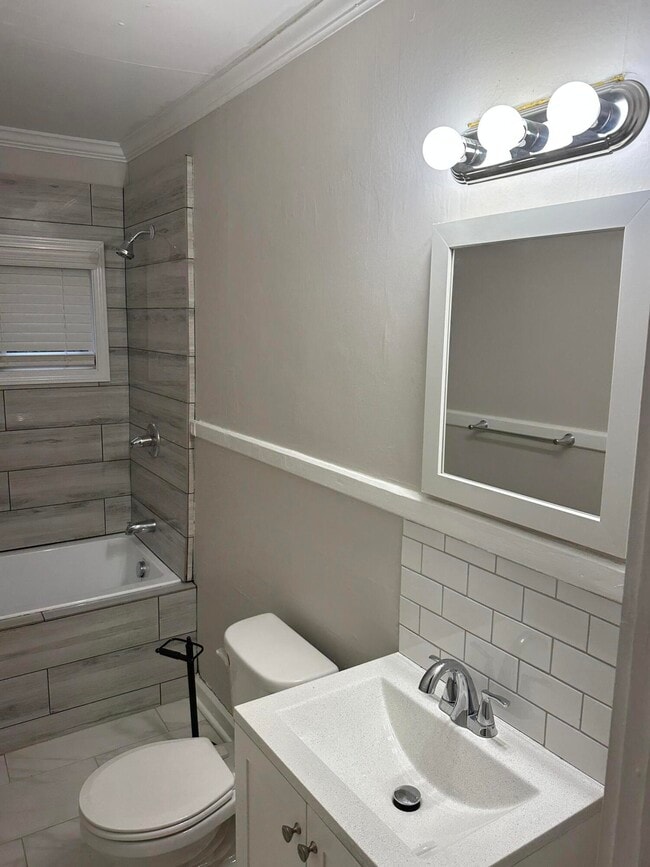 Building Photo - 313 Capital Ave