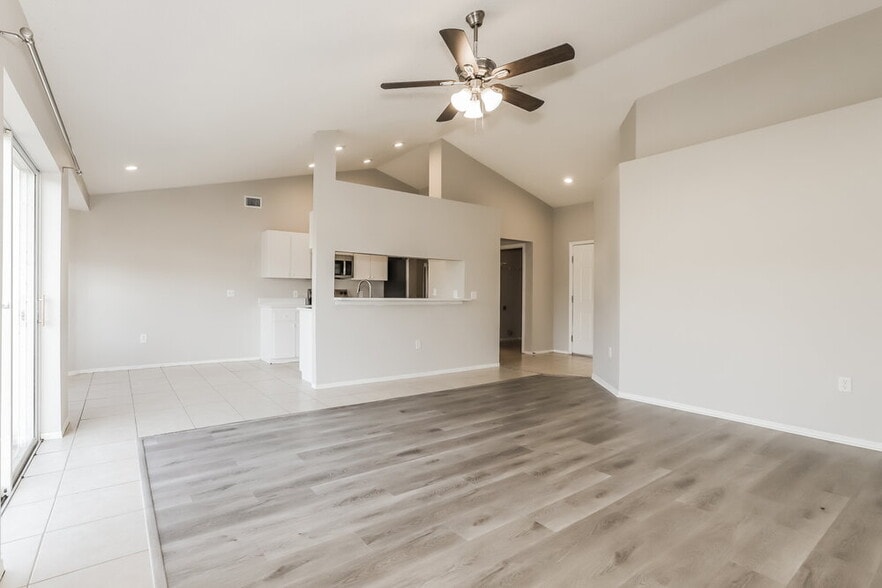 Building Photo - 2324 Sunset Point Dr