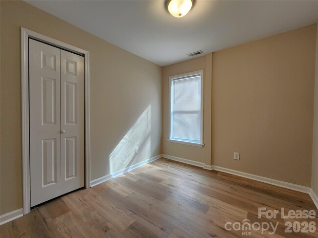 Building Photo - 1419 Oakshade Ave