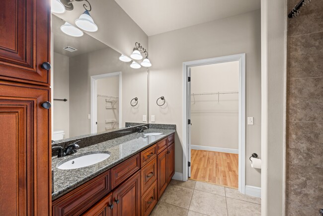 Building Photo - 4 Bed Navarre Townhome in Pool Community