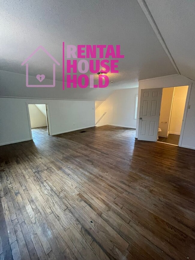 Building Photo - 3 BEDROOM 2 BATH BUNGALOW FREE PRE-SCREEN