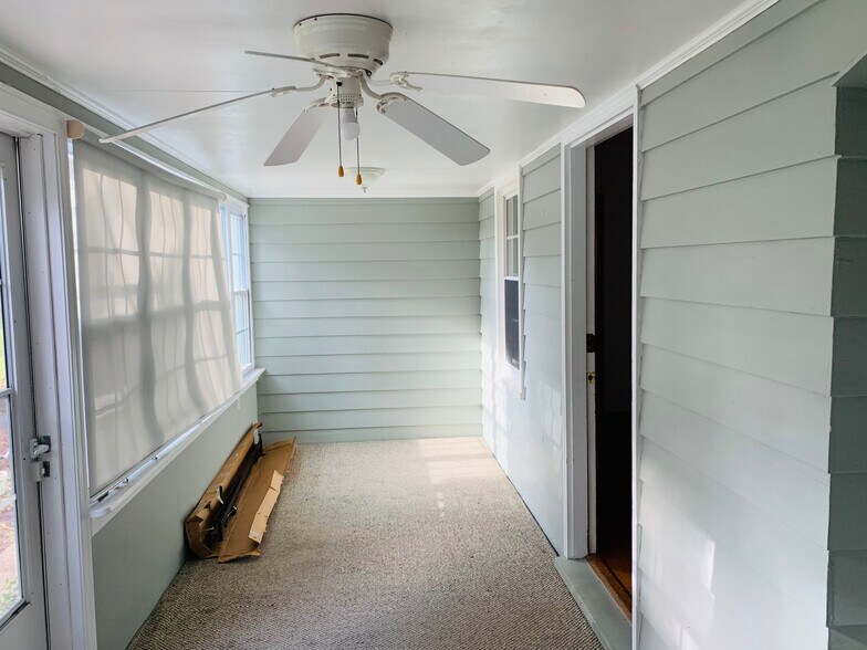 Sun room with lot of light - 615 N Willow St