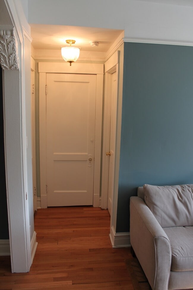 Building Photo - 4243 N Lincoln Ave