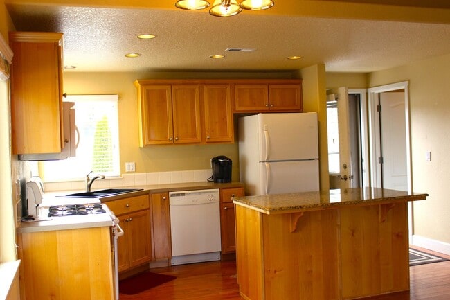 Building Photo - Charming Single-Level Bend Home with New Carpet and Big Yard