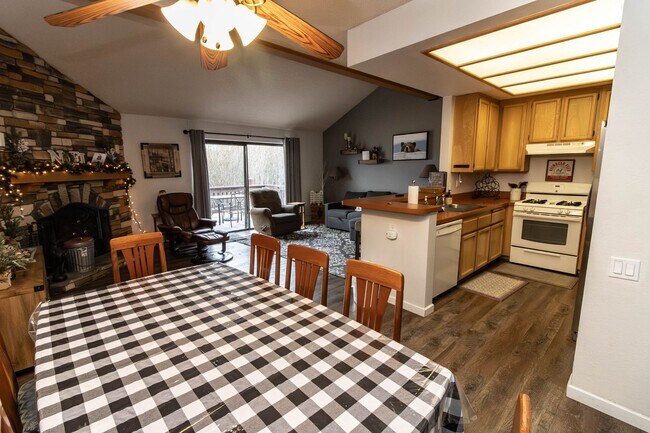 Building Photo - 3 Bedroom 2 Bathroom Condo in Big Bear Lake