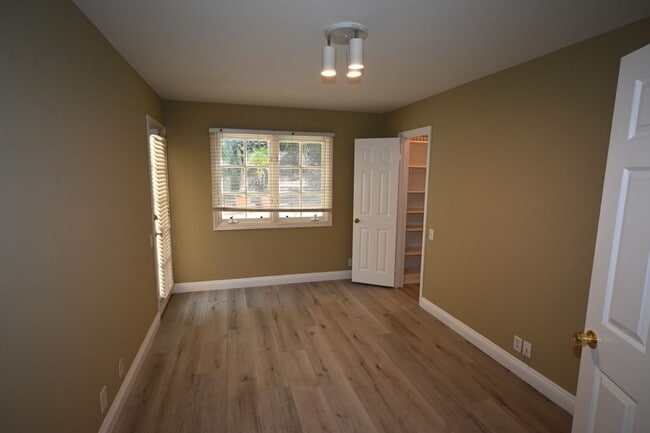 Building Photo - Beautiful Mission Viejo 5 bedroom 2.5 bathroom plus den home