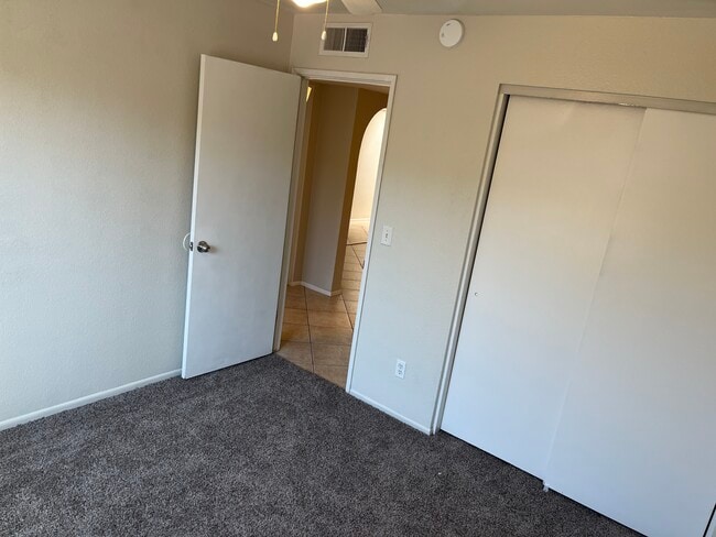 Building Photo - 517 W Duke Dr