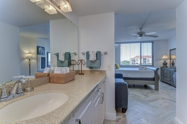 Building Photo - 6322 Palma Del Mar Blvd S
