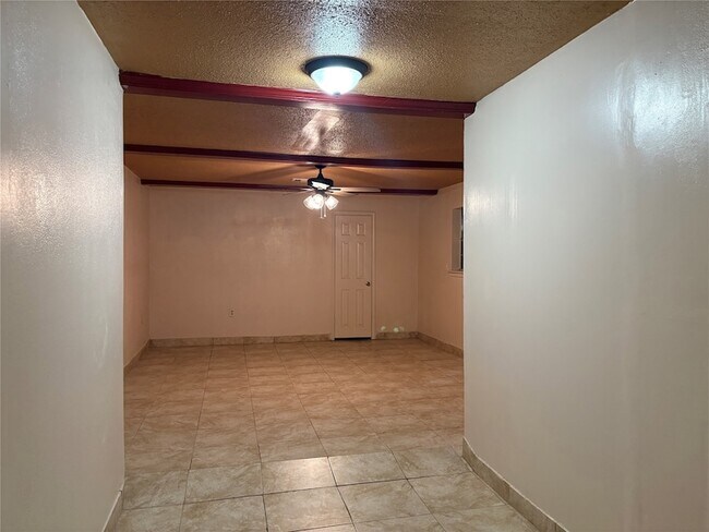 Building Photo - 415 Zinn Dr