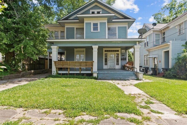 Primary Photo - Charming 2-Bedroom Upstairs Apartment off ...
