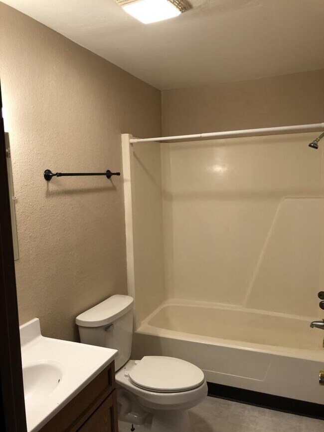 Building Photo - 2 bedroom in Sigourney IA 52591