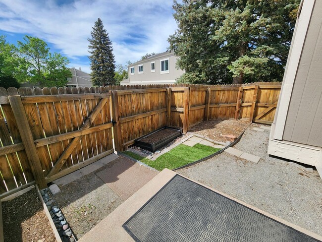 Building Photo - Updated 3 Bedroom Townhome in Great Area!