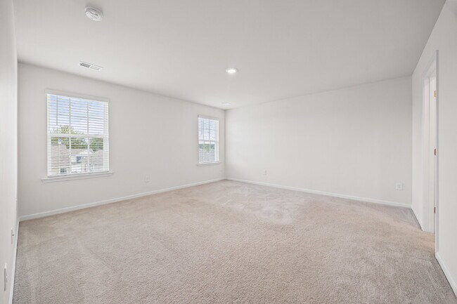 Building Photo - "Spacious 4-Bedroom Home Located In Desira...