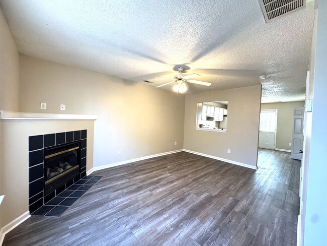 Building Photo - Minutes to Camp Lejeune! Pets with Owner Approval!