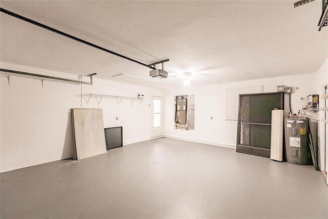 Building Photo - 904 S Doral Ln