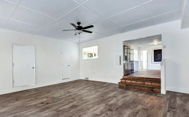 Building Photo - COMING SOON 7/29/25-Charming 3-bedroom 2 -...