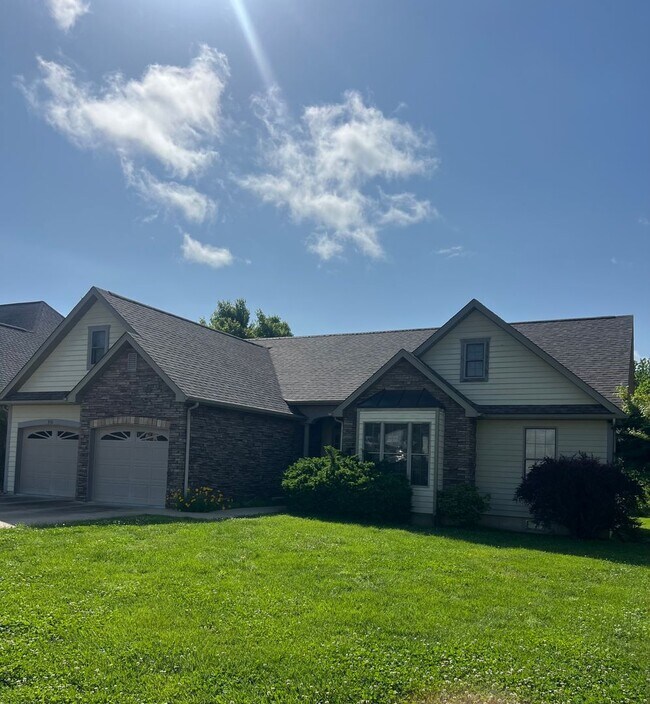 Building Photo - Available in August!! 3 Bedroom / 2 Bathro...