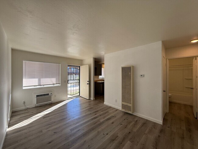 Building Photo - Palmdale 2 Bedroom