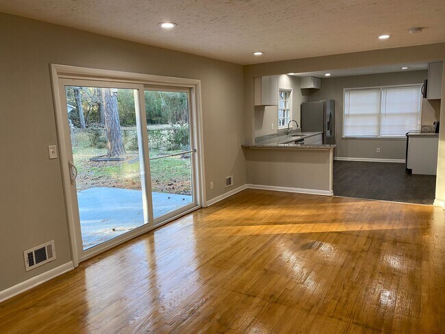 Building Photo - Charming 3-Bed, 2-Bath Ranch in Decatur with Fenced Yard!