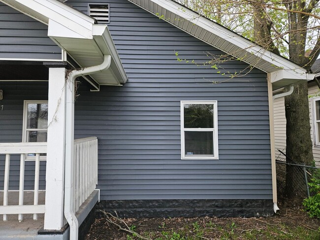 Building Photo - Newly Renovated Unit