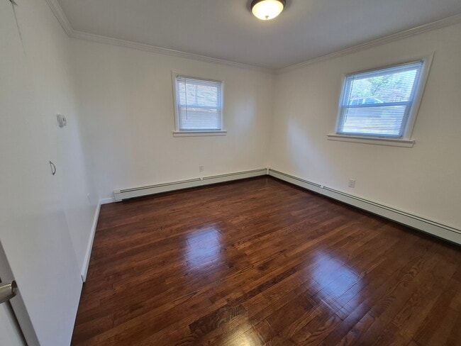 Building Photo - 27 Oakwood Dr