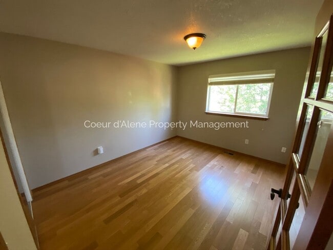 Building Photo - 4 bedroom home in Woodland Meadows!