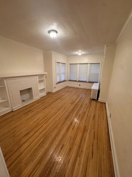 Building Photo - 8046 S Langley Ave