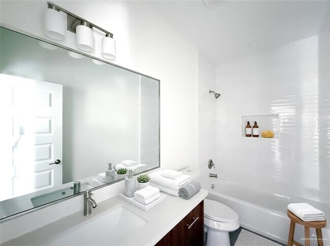 Building Photo - 604 N Onyx Ave