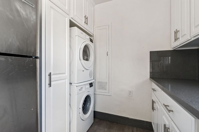 Building Photo - 2119 1/2 Stewart Street