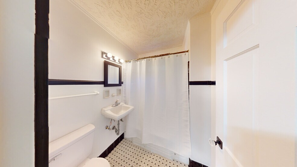 Upper bath - 1004 Belmont Ave