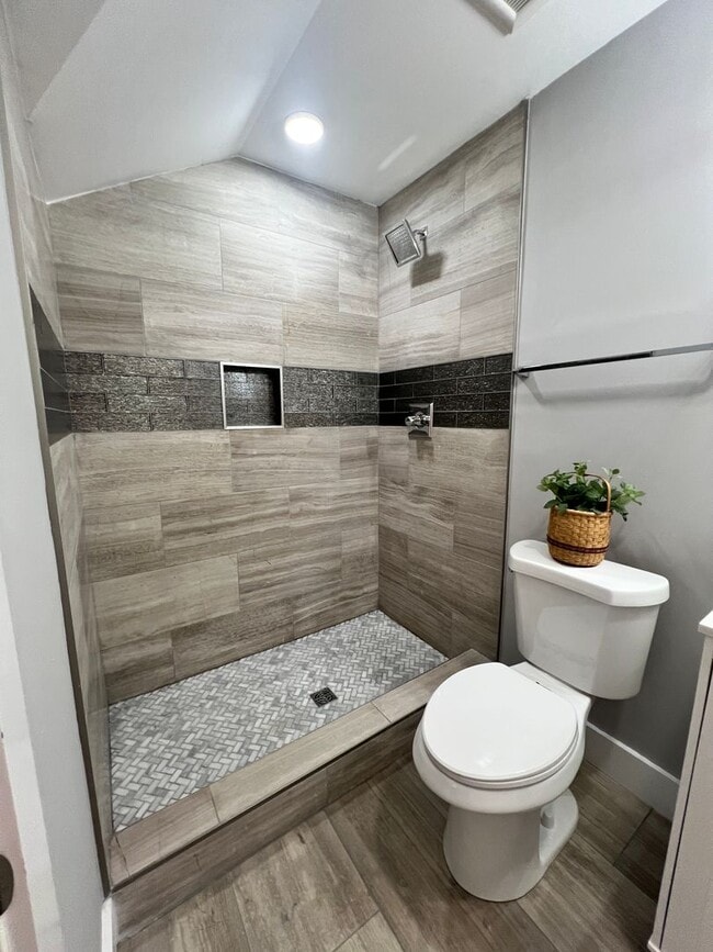 Building Photo - 6 Bedroom in Fort Sanders w/ Ensuite Bathr...