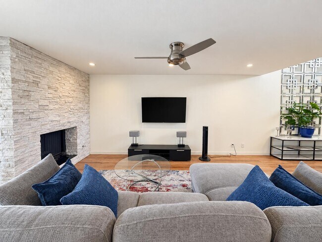 Building Photo - 72477 Rolling Knoll Dr
