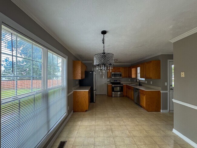 Building Photo - Cute 3 Bed 2.5 Bath Home in Fayetteville with Fenced Yard