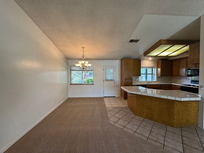 Building Photo - Charming cul-de-sac home!