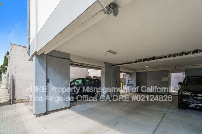 Building Photo - 10706 Camarillo St