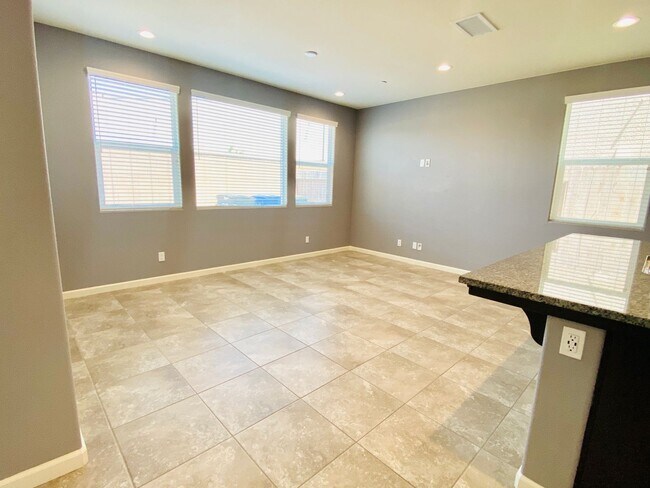 Building Photo - $2,395 Belmont & Fowler, 3 Bedroom - N Eli...