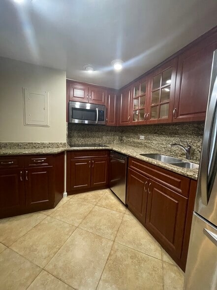 Building Photo - 801 Brickell Bay Dr