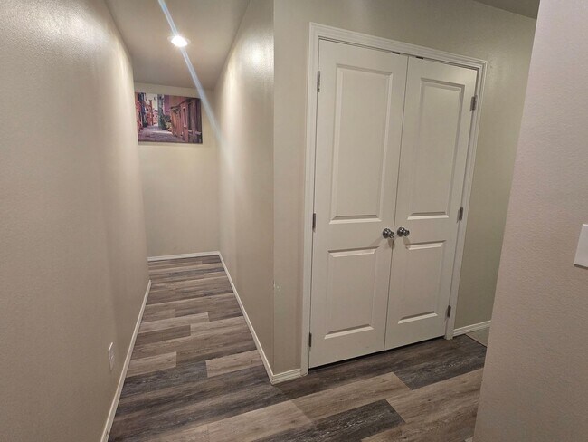 Building Photo - Modern comfort meets convenience in this b...