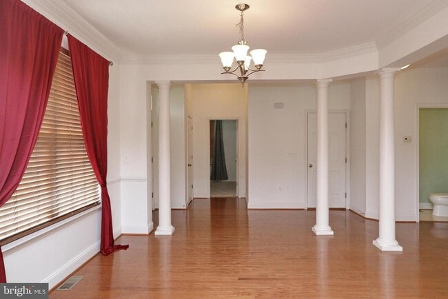 Building Photo - 1028 Llano Dr