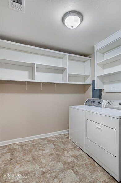 Building Photo - 2121 Venus Dr