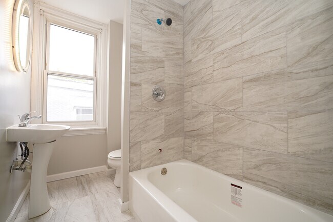 Building Photo - 407 S Claymont St