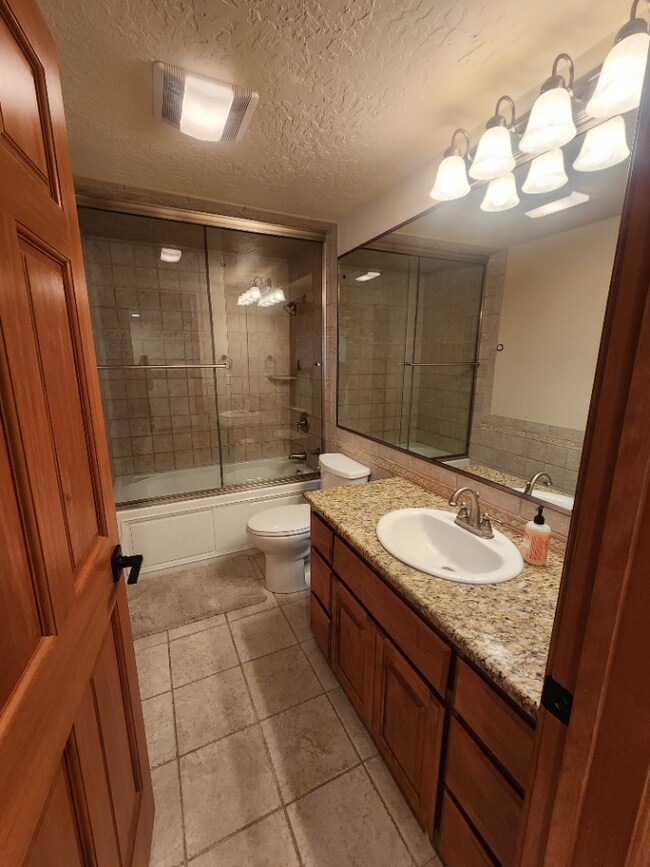 Building Photo - Bayview Lakeside Charmer