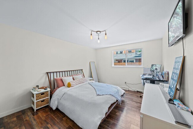 Building Photo - Recently Updated 2BA, 1.5BA Condo with Fen...