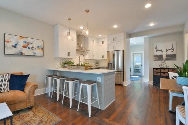 Building Photo - Beautifully remodeled 3 Bedroom Bungalow in Old Town