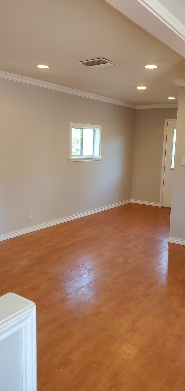 Building Photo - 900 Hill Top Dr