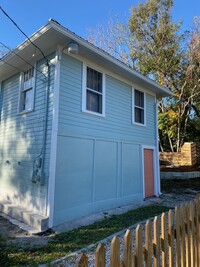 Building Photo - Adorable studio above garage! $1,150/month