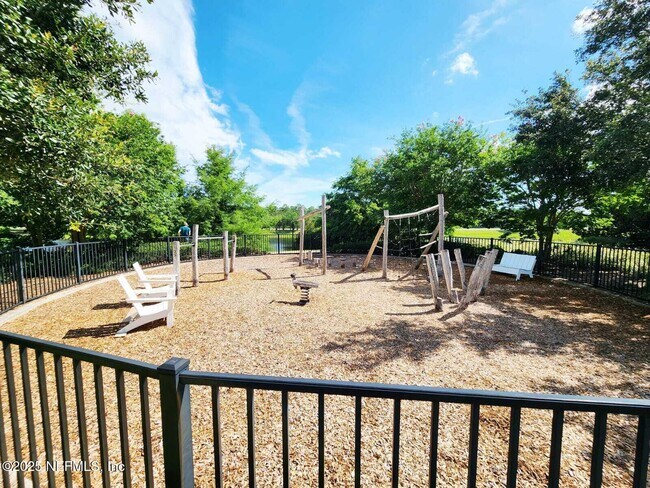 Building Photo - 541 Crestview Dr