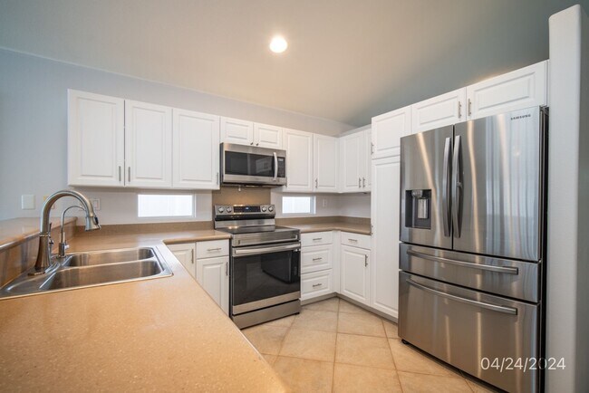 Building Photo - 3 BD/2 BA Home with Enclosed Garage in Ewa Beach (Pets ok)