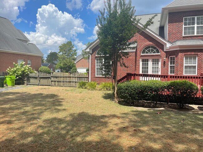 Building Photo - Outstanding Five Bedroom Three Full Bathro...