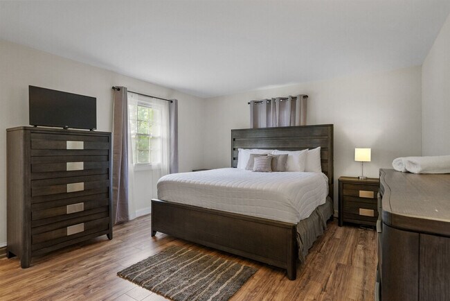 Building Photo - 2 Meadow Ln